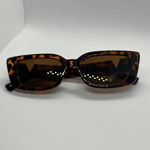 Chic Tortoiseshell V-Detail Sunglasses -Square Frame, Trendy Style UV protection main image 15